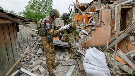 Venäjän armeijan sotilaita tutkimassa tuhoja Venäjän hallitsemalla Donetskin alueella 26. huhtikuuta.