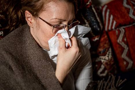 Omikronin tartuttavuusluvuksi on arvioitu 3–4. Esimerkiksi influenssa­viruksen tartuttavuus­luvuksi on arvioitu 1,5 tilanteessa, jossa väestössä on immuunisuojaa.