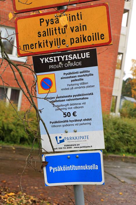 Yksityinen pysäköinninvalvontayritys ilmoitti säännöistään pysäköintialueella Keravalla vuonna 2017.