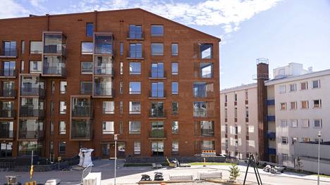 Rakennusyhtiö YIT:n Töölöntullinkadulle rakentamassa punasävyisessä uudiskohteessa on yhteensä 52 valmista asuntoa. Kohde valmistui keväällä, mutta vain kaksi asunnoista on myyty. 