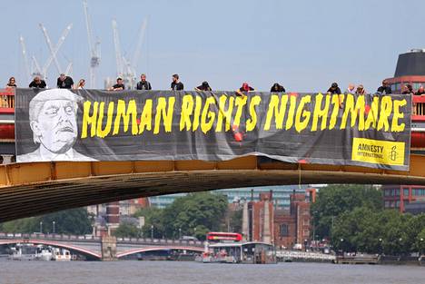 Amnesty International -järjestön aktivistit soimasivat Yhdysvaltain presidenttiä Donald Trumpia ”ihmisoikeuspainajaiseksi” Lontoossa Trumpin vierailun aikana viime heinäkuussa.
