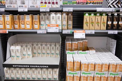 Kaurajuomahylly Helsingin Postitalon K-supermarketissa. 