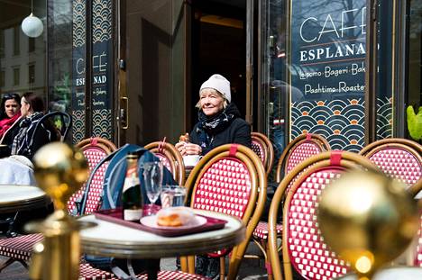 Tuula Pasuri käy lähes päivittäin Café Esplanadilla. Hän on oppinut tuntemaan kahvilan henkilökuntaa ja asiakkaita, joten siksi onnettomuus tuntui erityisen pahalta.