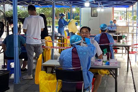 Työntekijä otti näytettä koronavirustestiä varten Shenzhenin Software Parkissa perjantaina.