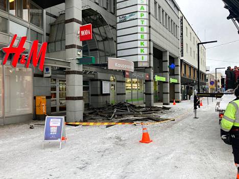 Kauppakeskuksen kattorakenteita romahti Kajaanissa.