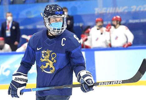 Suomen jääkiekkomaajoukkueen kapteeni Jenni Hiirikoski pelasi tiistaina muun joukkueen tavoin maski kasvoillaan.