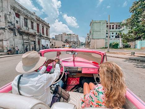 Kuuban erikoisuus ovat vanhat autot. Räihä pääsi jenkkiauton kyytiin vuonna 2022. 
