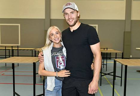 Mikko Rantanen ja Susanna Ranta poseerasivat Stanley Cupin mestaruusjuhlissa Nousiaisissa viime heinäkuussa.