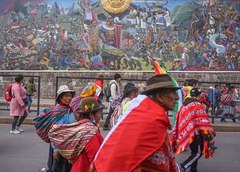 Alkuperäiskansoihin kuuluvat mielenosoittajat vaativat Perun presidentin Dina Boluarten eroa Cuscossa keskiviikkona.