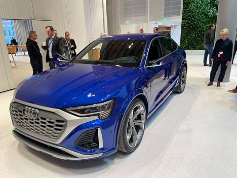 Audi Q8 e-tronin sähköauto julkaistaan maaliskuussa. Autoa pääsi jo vilkuilemaan Helsingissä tiistaina.