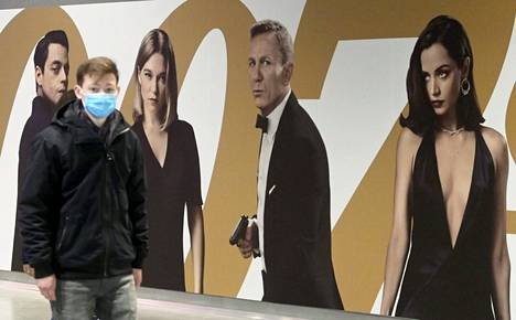 James Bondin seikkailut ovat kiinnostaneet suomalaisia tälläkin kertaa: Elokuva 007 No Time To Die on pysytellyt koko syksyn tilastojen kärjessä. Nuori mies käveli James Bond -elokuvan mainoksen ohi kauppakeskus Triplassa lokakuussa.