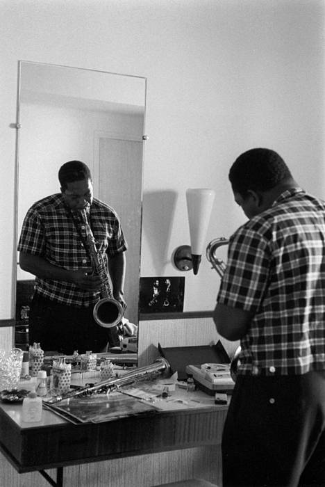 John Coltrane esitti levynsä A Love Supreme ensimmäisen kerran kokonaan Ranskan Rivieralla 26. heinäkuuta 1965. Seuraavana päivänä Coltranea kävi hotellissa tervehtimässä valokuvaaja Jean-Pierre Leloir, joka tavoitti hänet herkällä hetkellä. Coltrane soitti serenadin juuri saamalleen kuvalle, jossa hän on vuotta aiemmin kuolleen ystävänsä, saksofonisti Eric Dolphyn kanssa.