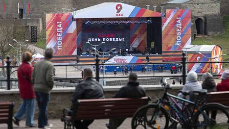 Venäjä rakensi torstaina 9. toukokuuta Narva-joen rantaan konserttilavan. Se oli suunnattu yleisölle vastarannalla Virossa. Lavaa koristivat tekstit: Voitto!