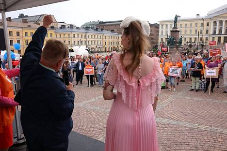 Helsingin pormestari Juhana Vartiainen (kok) nousi lavalle kaupungin palkkasotkun takia järjestetyssä mielenosoituksessa Senaatintorilla 24. elokuuta 2022.