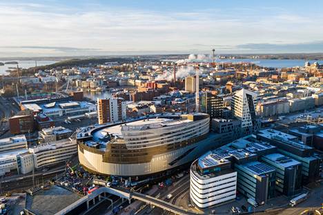 Tältä etualalla oleva Nokia-areena ja Tampereen keskusta näyttivät 120 metrin korkeudesta 22. marraskuuta 2021.