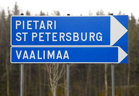 Pietarin ja Vaalimaan kyltit Virolahdeslla 11. toukokuuta 2022. 