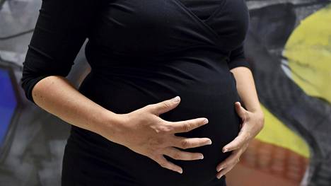 Rokotukset | Koronarokotetta voi antaa myös raskaana oleville ja raskautta yrittäville: ”Toistaiseksi ei ole viitettä mistään poikkeavasta”, sanoo THL:n Nohynek