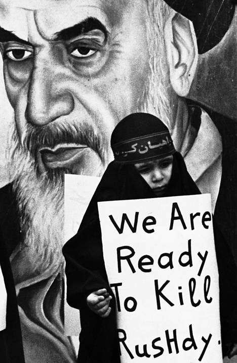 Olemme valmiita tappamaan Rushdien, luki mielenosoittajan kyltissä Beirutissa, Libanonissa helmikuussa 1989.