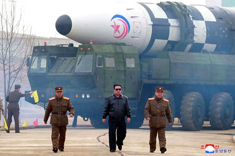 Pohjois-Korean johtaja Kim Jong-un valvoi maaliskuussa ohjuskoetta. Pohjois-Korean uutistoimisto KCNA kertoi, että kyseessä oli mannertenvälinen ohjus. Kim luonnehti ohjuskoetta ”korvaamattoman arvokkaaksi voitoksi Korean kansalle”.