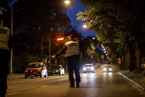 Poliisi puhallutti kuljettajia Helsingin Käpylässä elokuussa 2019. 