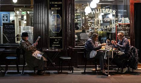 Ihmisiä ravintolassa Pariisissa lokakuun loppupuolella ennen Ranskan siirtymistä koronavirusrajoituksiin.