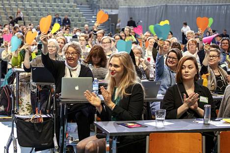 Yleisöä vihreiden puoluekokouksessa Joensuussa europarlamentaarikko Ville Niinistö puheen aikana.