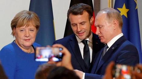 Saksan entinen liittokansleri Angela Merkel, Ranskan presidentti Emmanuel Macron ja Venäjän presidentti Vladimir Putin Normandia-ryhmän kokouksen jälkeisessä tiedotustilaisuudessa 9. joulukuuta 2019.