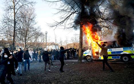 Aftonbladetin mukaan kenties pahimmat mellakat nähtiin Örebrossa perjantaina 15. huhtikuuta. Pääsiäisviikonloppuna useissa ruotsalaiskaupungeissa poliiseja vastaan hyökättiin mellakoissa. 