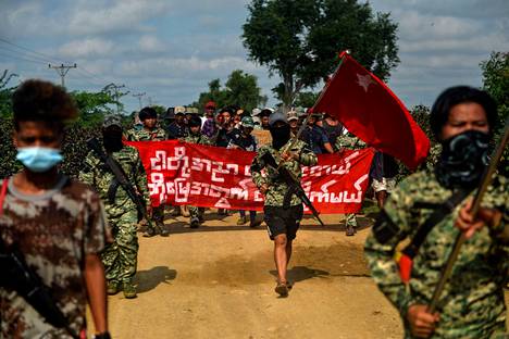 Sotilasjunttaa vastustavat taistelijat saattoivat mielenosoittajia Sagaingissa Myanmarissa 7. syyskuuta.
