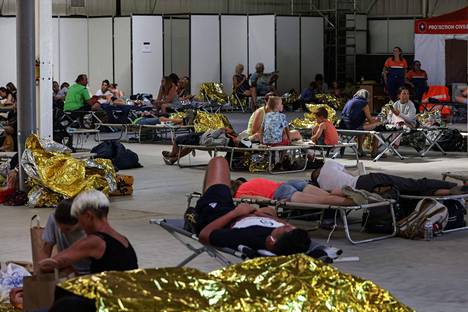 Pilatin dyynin leirintäalueilta evakuoituja retkeilijöitä Ranskan Gujan-Mestrasissa keskiviikkona.