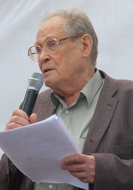 Sergei Kovaljov osallistui mielenosoitukseen tieteen ja koulutuksen puolesta Moskovassa vuonna 2015.