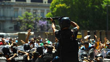 Jalkapallo | Jalkapallolegenda Maradonan ihailijat ja poliisi ottivat yhteen Maradonan valvojaisissa Argentiinassa
