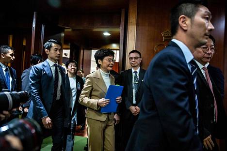 Hongkongin hallintojohtaja Carrie Lam poistumassa lainsäädäntöneuvoston kokouksesta torstaina.