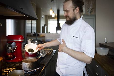 Mikko Utterin keittiössä on käytössä kotikeittiövälineet, koska ruokaa valmistetaan pieniä määriä kerrallaan.
