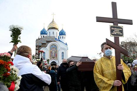 Opposition protesteihin osallistuneen Raman Bandarenkan hautajaiset järjestettiin perjantaina Minskissä. Protesteihin osallistunut Bandarenka kuoli naamioitujen miesten pahoinpitelyssä. Silminnäkijöiden mukaan pahoinpitelijät olivat turvallisuusjoukoista.