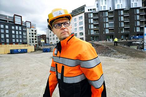Rakennusliiton puheenjohtaja Matti Harjuniemi sanoo, että ulkomaisten työntekijöiden majoitusolot ovat usein sellaiset, että karanteeni jää näennäiseksi. Kontakteja on vaikea välttää, kun samassa asunnossa asuu useita ihmisiä.