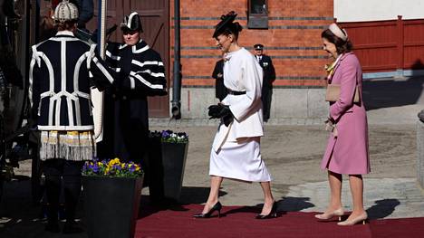 Rouva Suzanne Innes-Stubb ja kuningatar Silvia kuvattiin valtiovierailun alussa Tukholmassa.