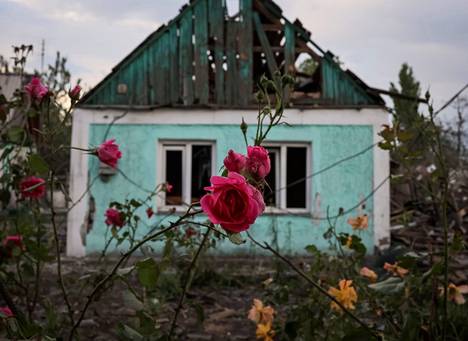 Venäjän joukkojen iskussa tuhoutunut talo Dobropilljan kaupungissa Donetskin alueella 14. kesäkuuta. 