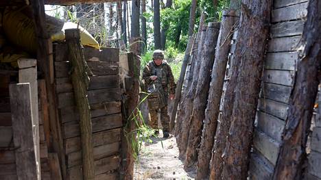 Ukrainalaissotilas puolustusasemissa Harkovan alueella toukokuun alussa.