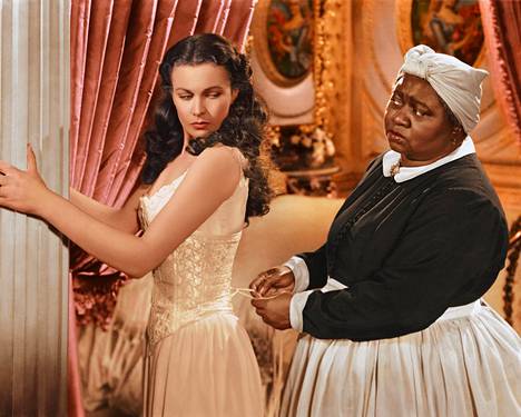 Tuulen viemää -klassikkoelokuvaa on pitkään kritisoitu muun muassa orjuuden glorifioinnista ja tummaihoisten stereotyyppisestä esittämisestä. Kuvassa Scarlett O’Hara (Vivien Leigh, vas.) ja Mammy (Hattie McDaniel).