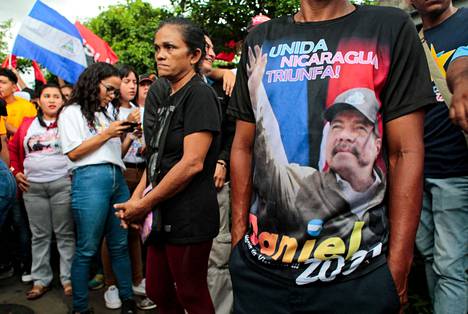 Nicaraguan presidentin Daniel Ortegan kannattajia maan pääkaupungissa Managuassa 12. kesäkuuta.