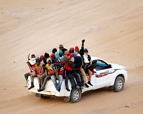 Agadezista Nigeristä lähteneet siirtolaiset olivat toukokuussa Saharassa matkalla kohti Libyaa.