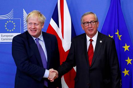 Britannian pääministeri Boris Johnson ja Euroopan komission puheenjohtaja Jean-Claude Juncker kättelivät Brysselissä brexit-sopimuksen syntymisen jälkeen torstaina.
