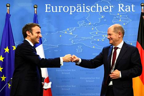 Ranskan presidentti Emmanuel Macron ja Saksan liittokansleri Olaf Scholz pitivät yhteisen tiedotustilaisuuden perjantain vastaisena yönä Brysselissä. Scholz oli ensimmäisessä huippukokouksessaan.