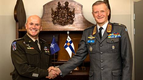 Naton Euroopan-joukkojen komentaja kenraali Christopher G. Cavoli vieraili viime lokakuussa Suomessa. Vierailua isännöi Puolustusvoimain komentaja, kenraali Timo Kivinen. 
