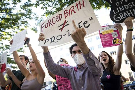 Ihmiset osoittivat mieltään aborttioikeutta vastustavan Susan B. Anthony Pro-Life America -järjestön varainkeräystilaisuutta vastaan Yhdysvaltain pääkaupungissa Washingtonissa tiistaina.