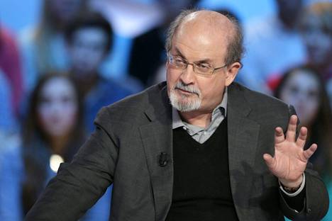 Intiassa syntynyt brittikirjailija Salman Rushdieta puukotettiin 12. elokuuta luentotilaisuudessa lähellä Buffaloa New Yorkin osavaltiossa. Kuvassa Rusdhie Pariisissa televisio-ohjelman kuvauksissa vuonna 2012.