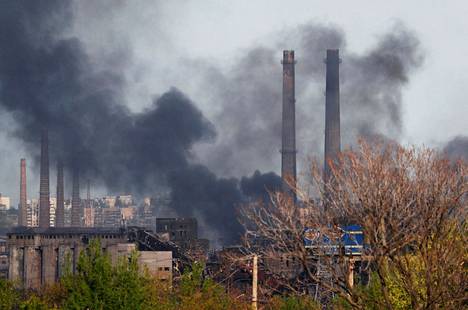 Azovstalin terästehdas on ollut Venäjän raskaan pommituksen kohteena. Kuva on maanantailta.
