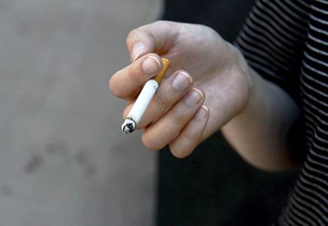 Tupakointia koskevia lakeja on tiukennettu monissa maissa.