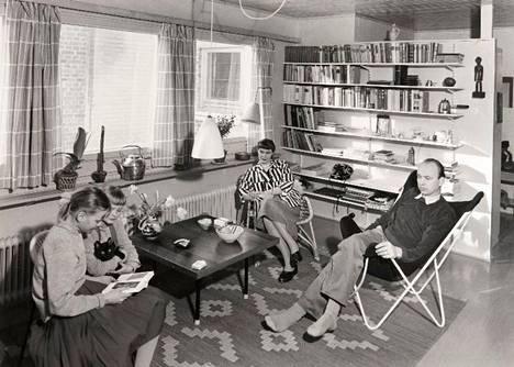Taiteilija Melasen perhe olohuoneessaan vuonna 1957. Nykyisin yksi ateljeista on varattu kansainvälisen taiteilijavaihto-ohjelman käyttöön.